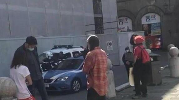 Sorpresi a cantare “Bella Ciao” in piazza: la polizia li identifica e li sanziona