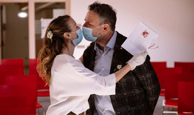 Carpi, Cristian e Jessica sposi con la mascherina tra i monti trentini 