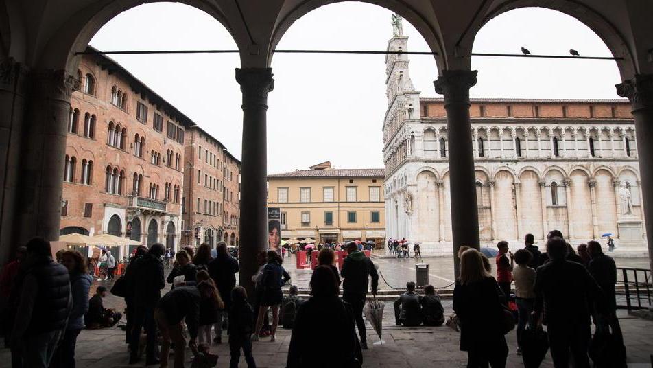 Stessi luoghi, un anno dopo La città “svuotata” dal virus