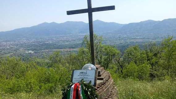Una corona alla croce dei caduti sull’altipiano