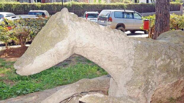 Il Cavallo di Sozzi danneggiato, teppisti a Punta Falcone