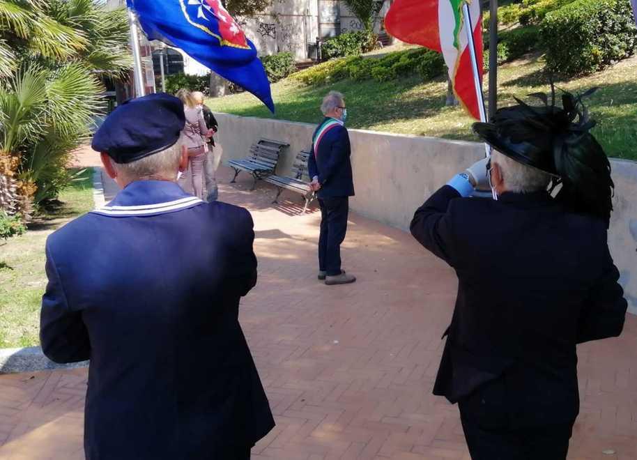 Tutti in casa o sui balconi È una Liberazione social 