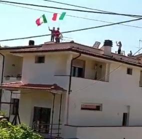 La banda su tetti e balconi per suonare “Bella ciao”