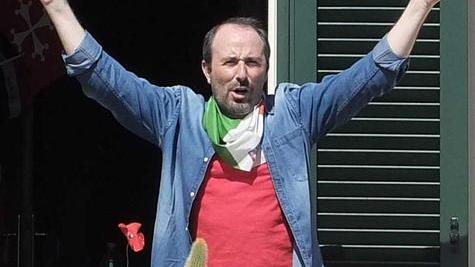 Danti canta “Bella ciao” dal terrazzo di casa e legge le frasi del partigiano Kim di Calvino