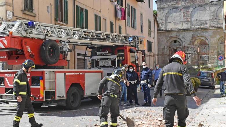 Crolla un cornicione: danneggiato un furgone