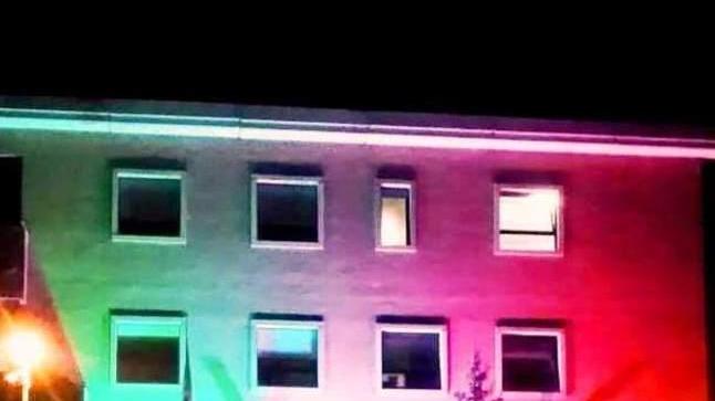 La caserma si colora di bianco rosso e verde