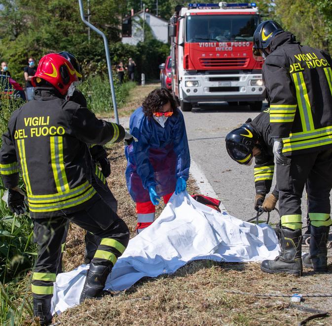 Muore sbalzato dall’auto dopo lo schianto Il conducente rimane gravemente ferito 