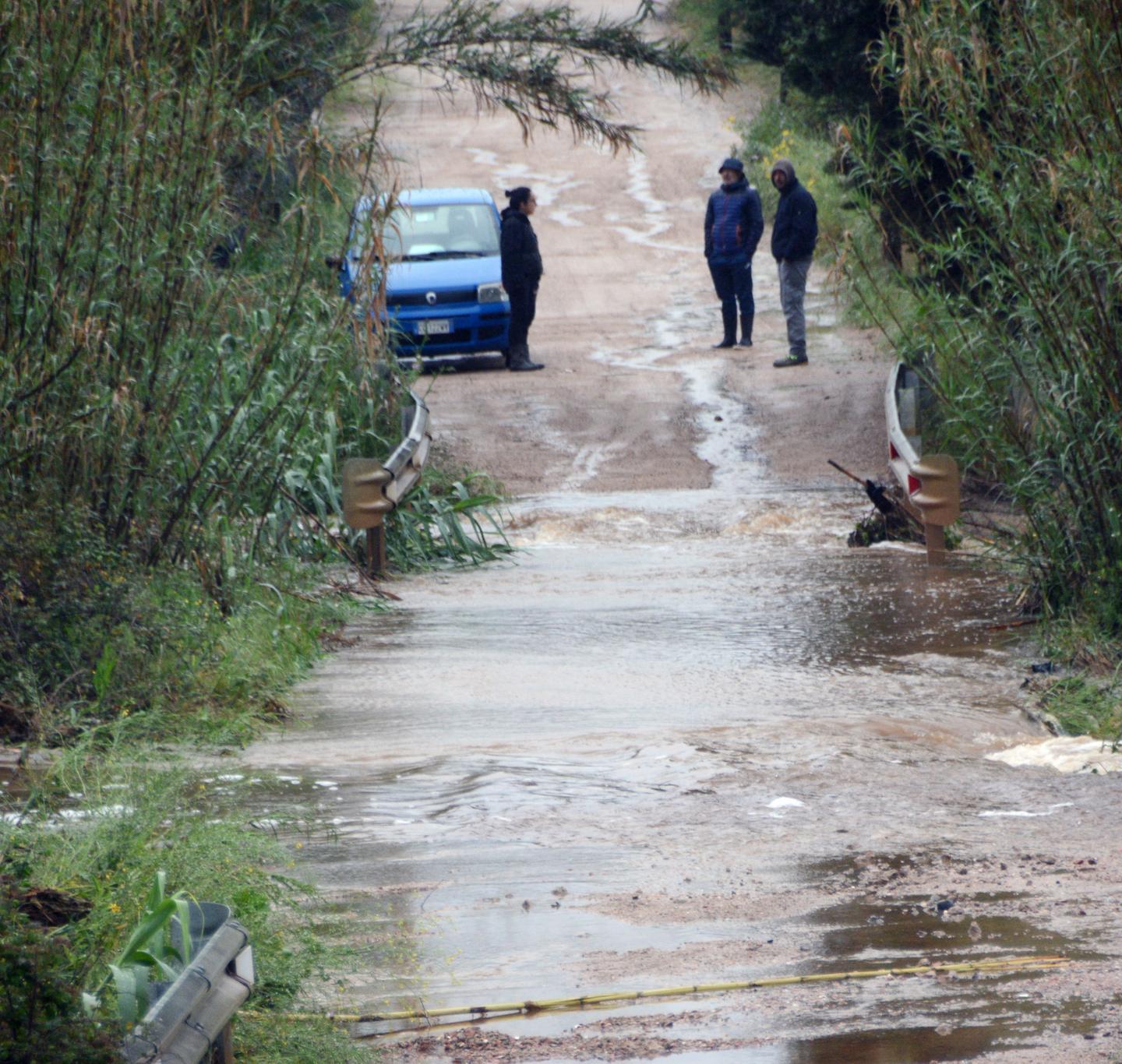 Acqua a domicilio agli abitanti di Murta Maria