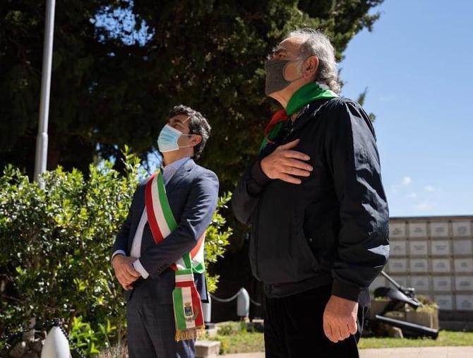 Il sindaco e il presidente Anpi cantano insieme “O bella ciao”