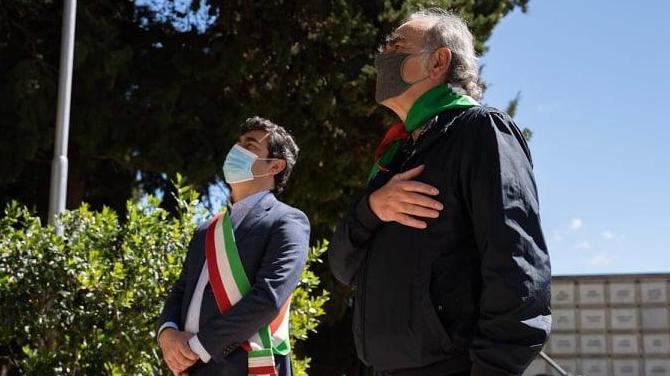 Il sindaco e il presidente Anpi cantano insieme “O bella ciao”