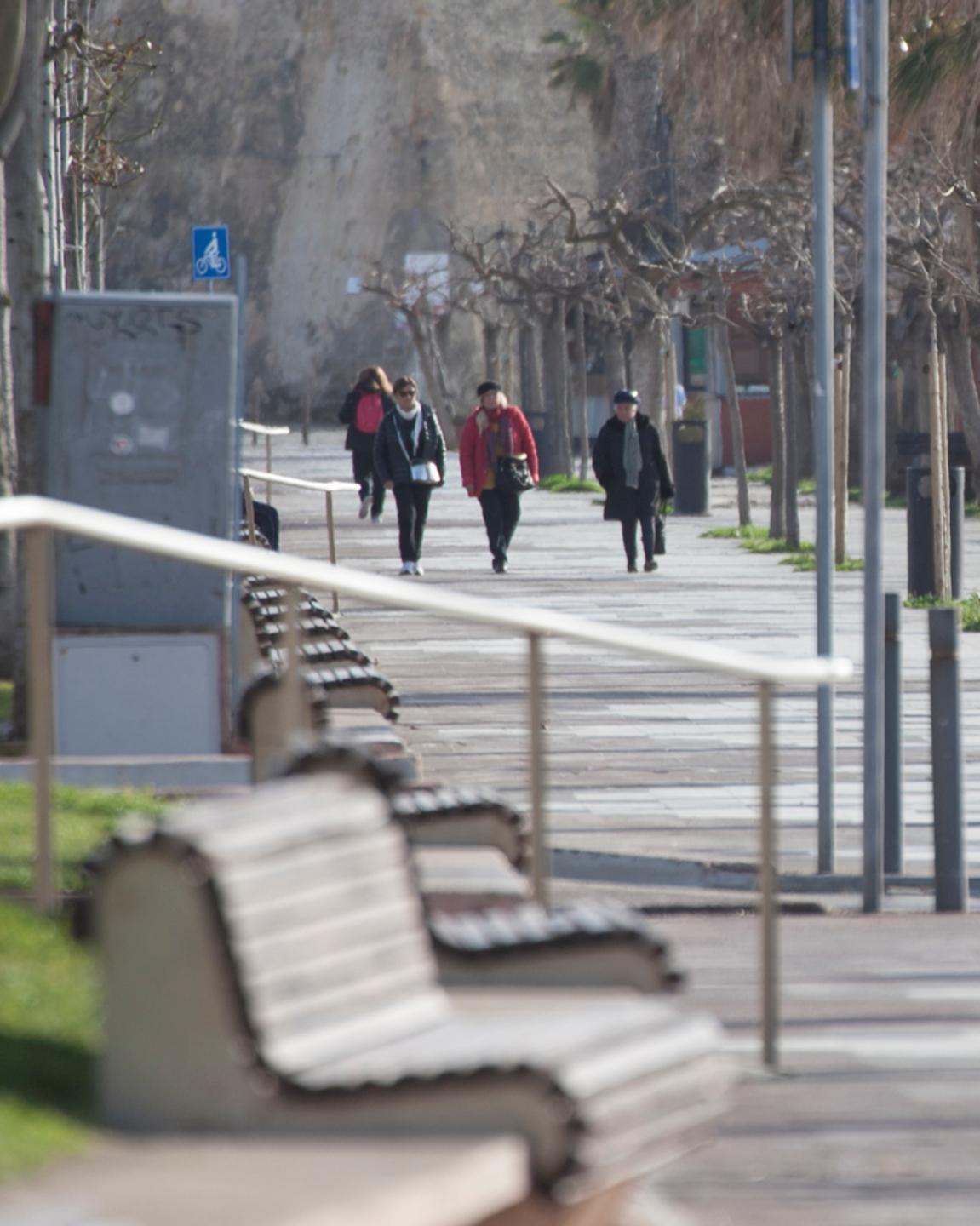 Prime passeggiate vicino casa: «Ma rispettate le distanze»
