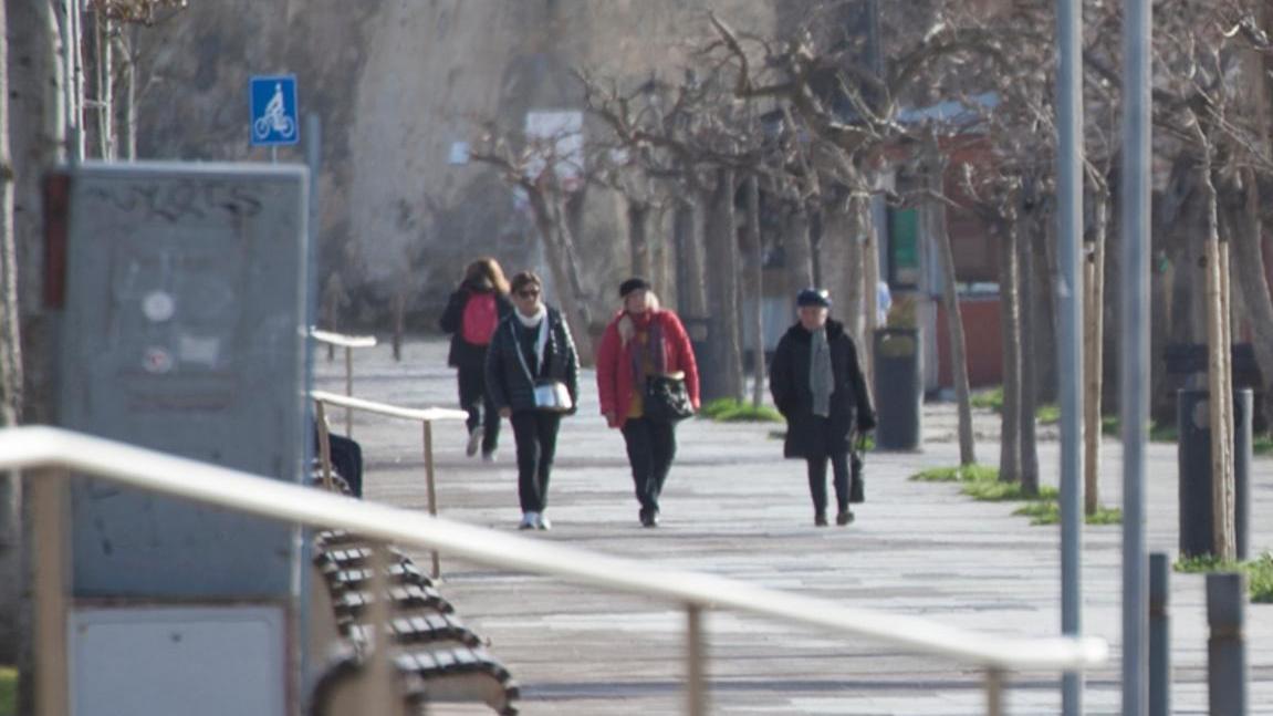 Prime passeggiate vicino casa: «Ma rispettate le distanze»