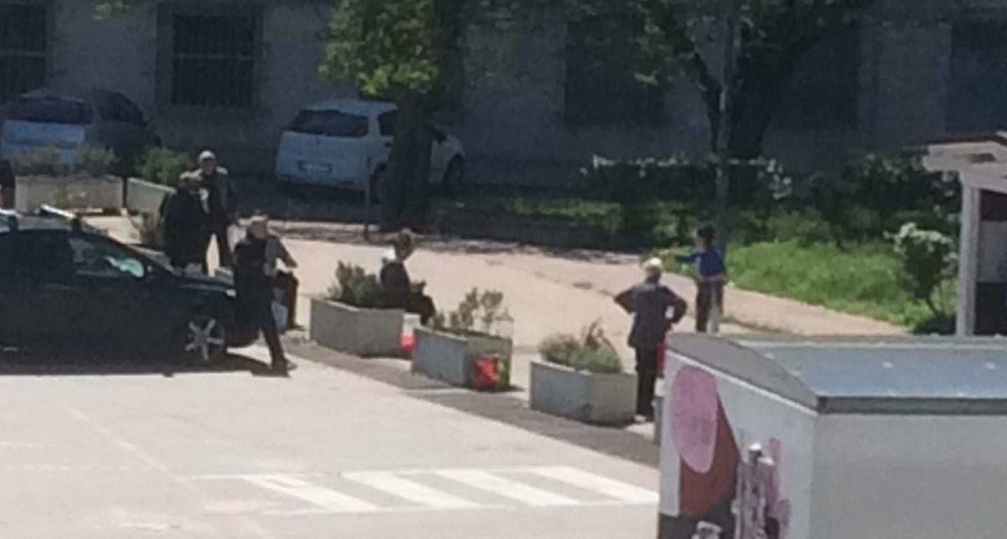 «Alle casette dell’acqua con guanti e mascherine» 