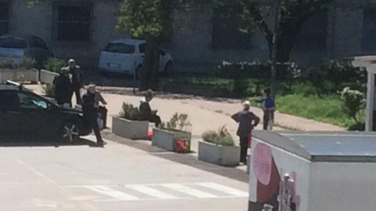 «Alle casette dell’acqua con guanti e mascherine»