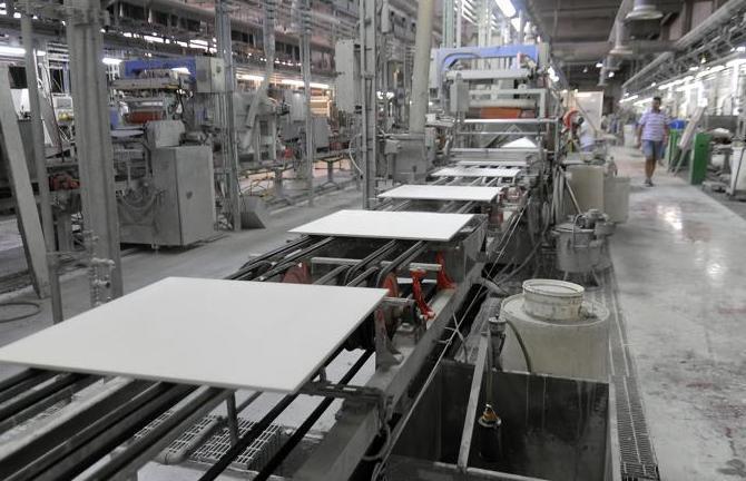 La Regione Emilia Romagna ottiene l’ok Oggi riaprono ceramica automotive, moda, legno 
