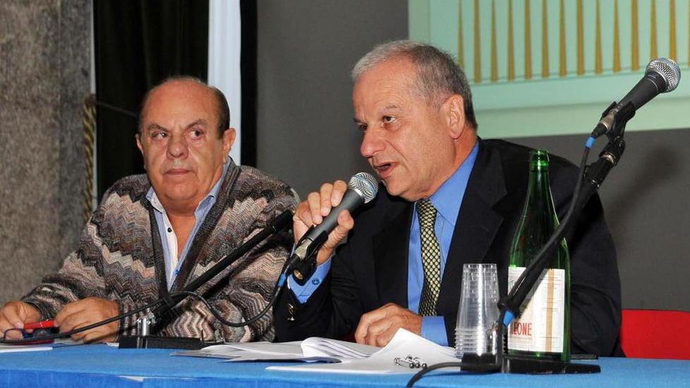 Al microfono Massimo De Ferrari, presidente dell’Associazione albergatori elbani