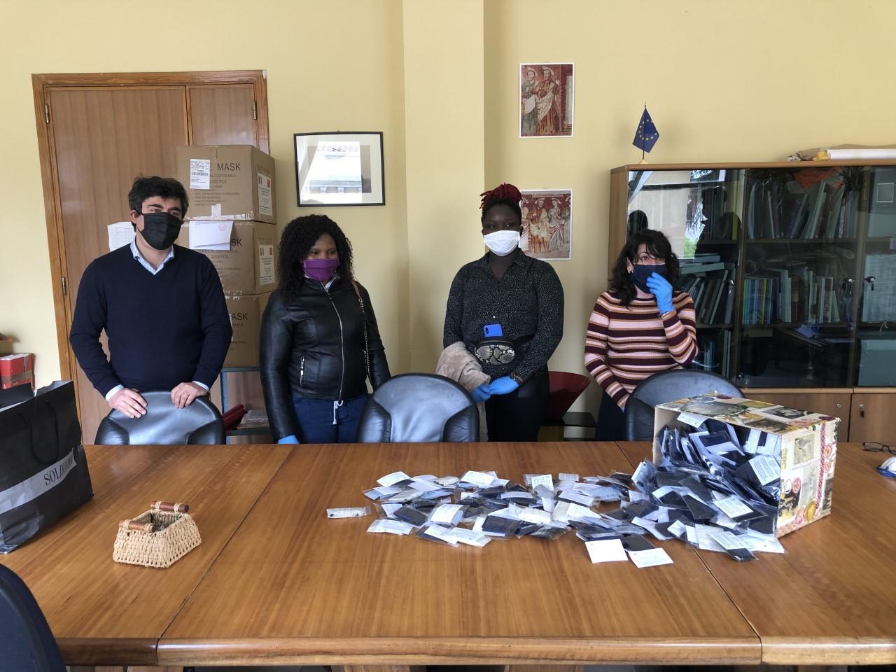 Il sindaco Soddu con alcuni degli ospiti del progetto Sprar di Nuoro