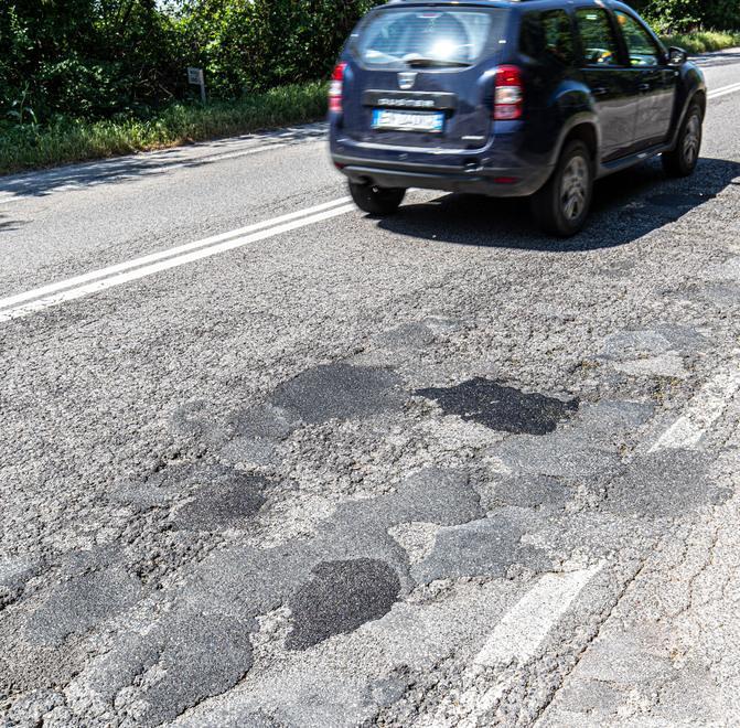 Statale 16, aumentano i tratti a rischio: asfalto rovinato e buche nella carreggiata 