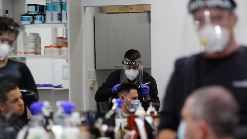La rabbia dei parrucchieri reggiani: «Siamo tutti in ginocchio»