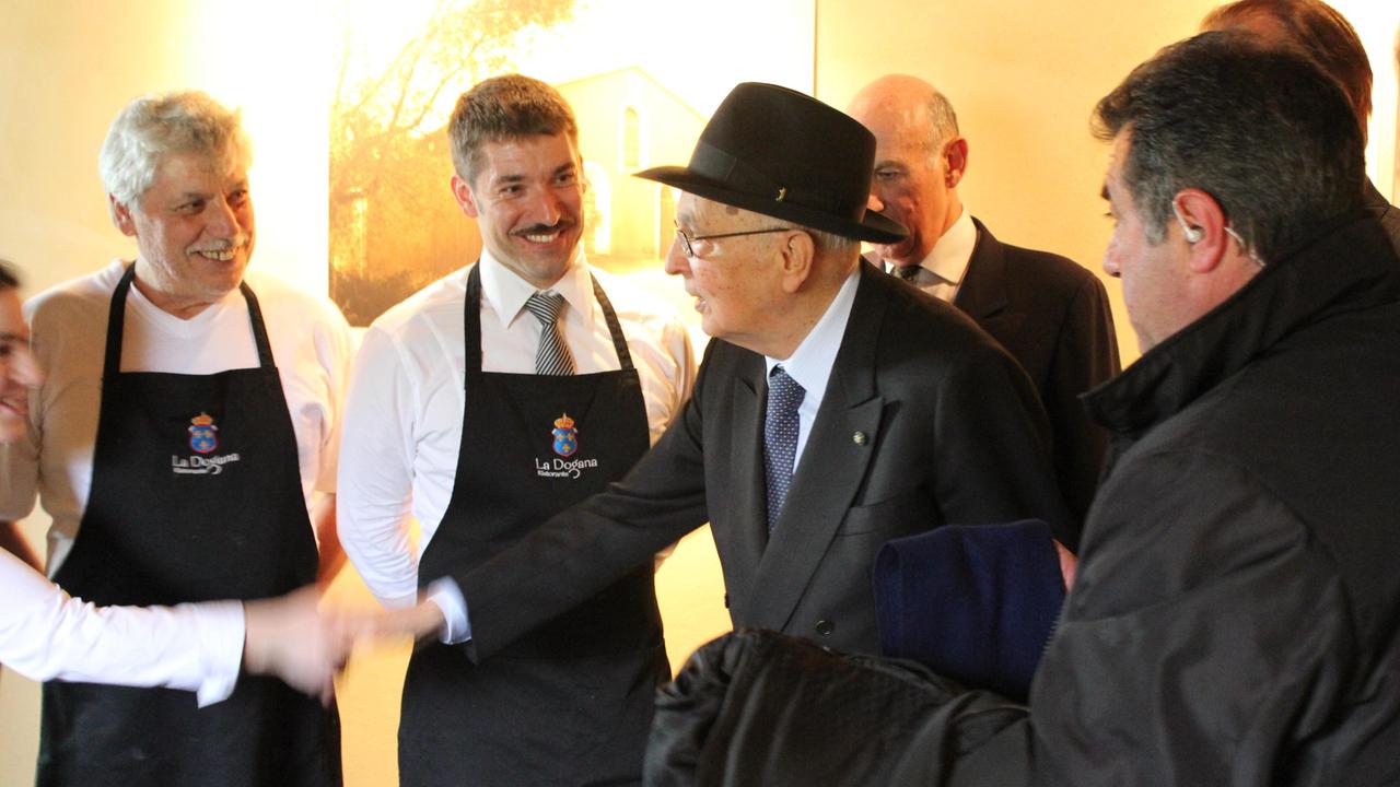 Vittoriano Pierucci (il primo a sinistra) con Giorgio Napolitano durante il pranzo del presidente della Repubblica alla Dogana