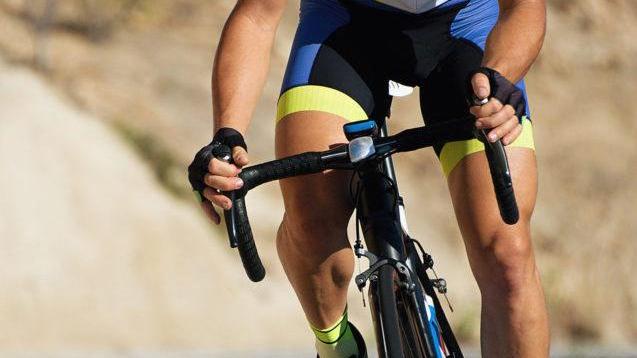 Modena, i ciclisti tornano in sella ma a 20 metri di distanza per evitare l’effetto scia