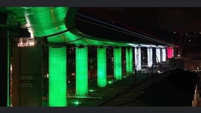 Tricolore illumina pile del nuovo ponte