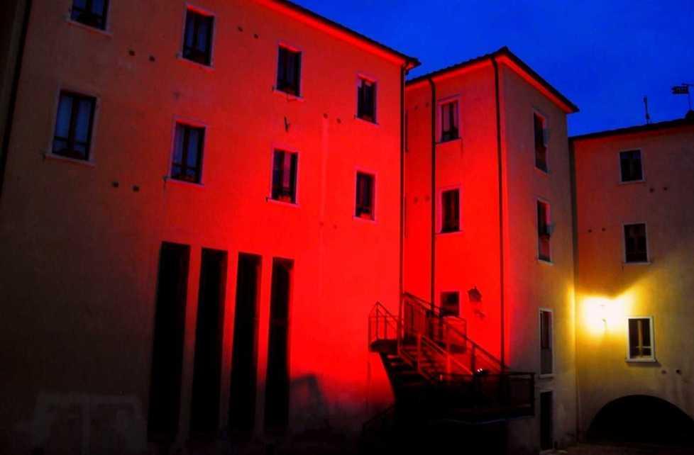 Il municipio si tinge di rosso