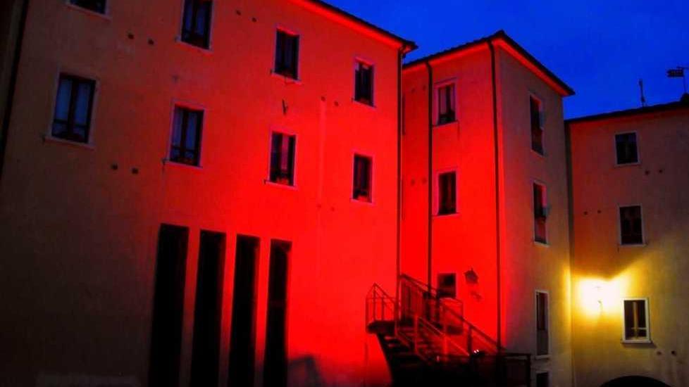 Il municipio si tinge di rosso