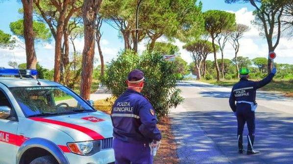 Lo fermano per un controllo Spacca un dito all’agente
