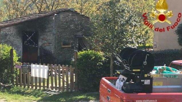 Danneggiata dal fuoco una legnaia a Cantagallo