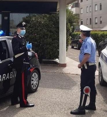 Militari e Polizia locale salvano la vita a un uomo
