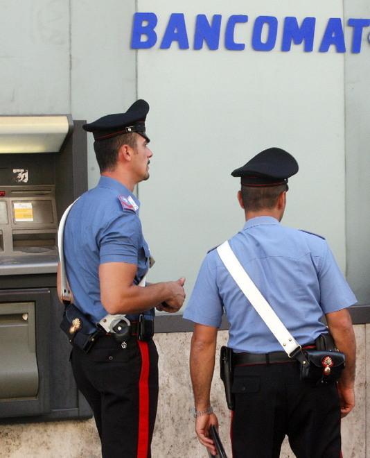 Le ruba la borsetta dall’auto poi le svuota il conto in banca 