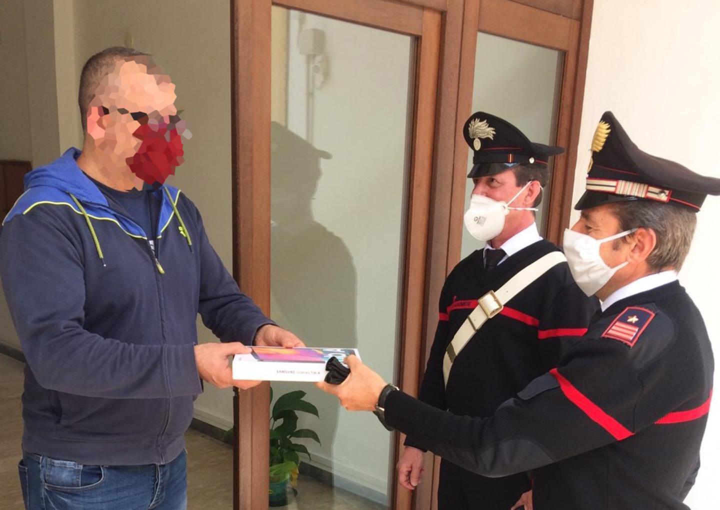 I carabinieri consegnano 50 tablet 
