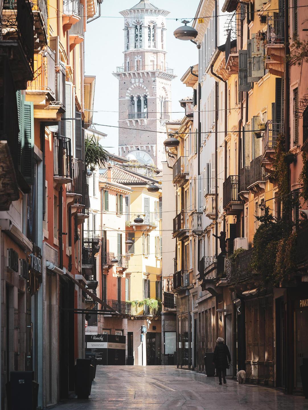 Centri vuoti, si esce in periferia