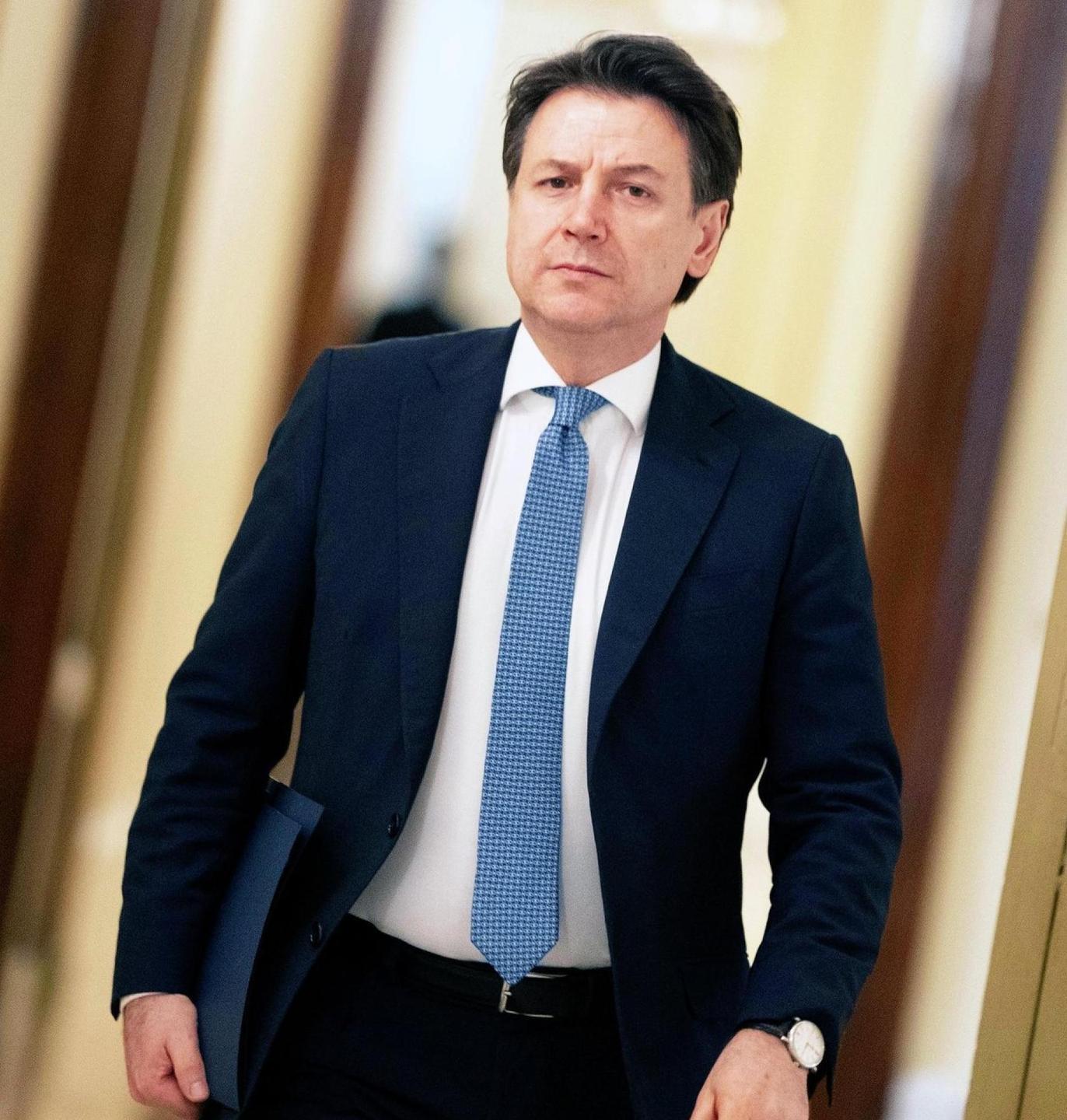 Conte: «Ecco la Fase 2 Rimanete a distanza» 