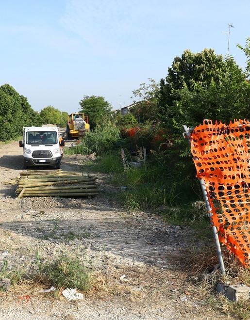Minacciato a Ferrara da ambientalisti: «Smetti o bruciamo la ruspa» 