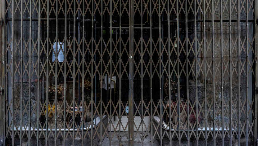 Rivolta di ristoratori, negozianti, parrucchieri ed estetiste: «Soldi a fondo perduto e stop a tutte le tasse» 