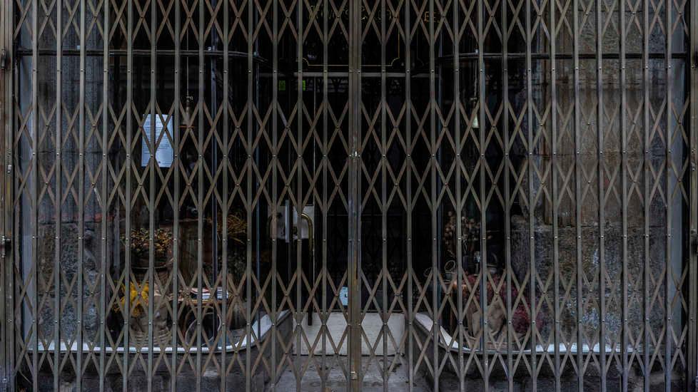 Rivolta di ristoratori, negozianti, parrucchieri ed estetiste: «Soldi a fondo perduto e stop a tutte le tasse»