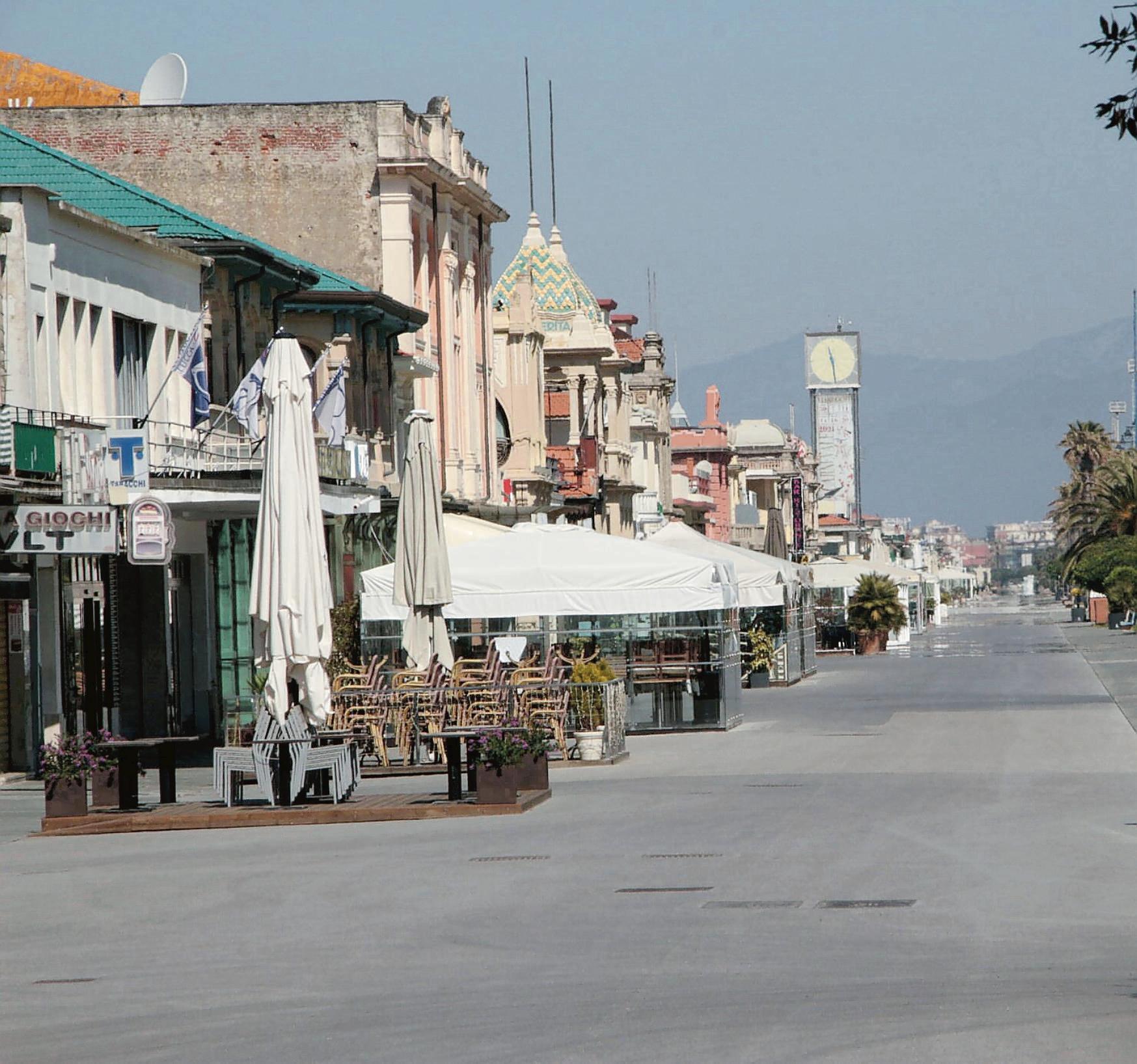 La Passeggiata di Viareggio ancora deserta. Qui, come altrove, i negozi potranno riaprire il 18 maggio ma seguendo un rigido protocollo per la sicurezza sanitaria. Dovranno aspettare il primo giugno invece bar e ristoranti (foto Ciurca/Paglianti)