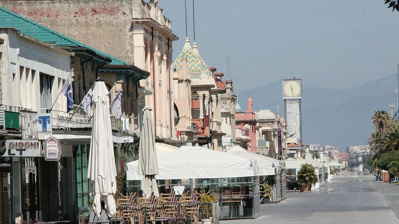 La Passeggiata di Viareggio ancora deserta. Qui, come altrove, i negozi potranno riaprire il 18 maggio ma seguendo un rigido protocollo per la sicurezza sanitaria. Dovranno aspettare il primo giugno invece bar e ristoranti (foto Ciurca/Paglianti)