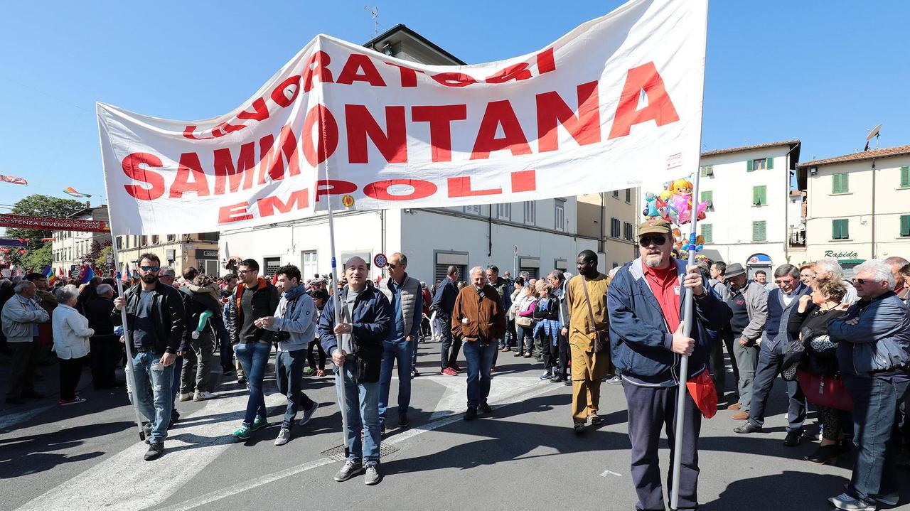 Una passata manifestazione a Empoli in occasione della festa del Primo Maggio (foto Carlo Sestini)