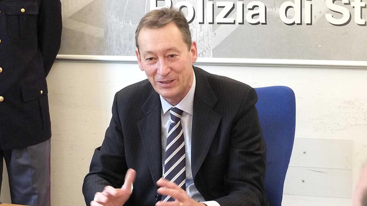 Il questore Paolo Rossi durante una conferenza stampa