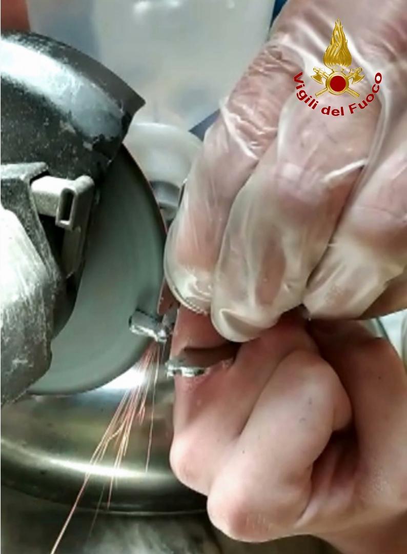 L'intervento dei vigili del fuoco per un ragazzo che era rimasto con un dito incastrato nel manico di una padella