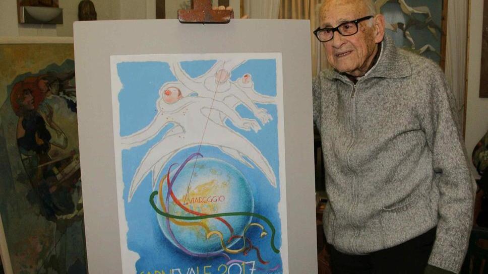 Il pittore viareggino Giorgio Michetti con il manifesto del Carnevale 2017 realizzato per i lettori del Tirreno (foto Ciurca/Paglianti)