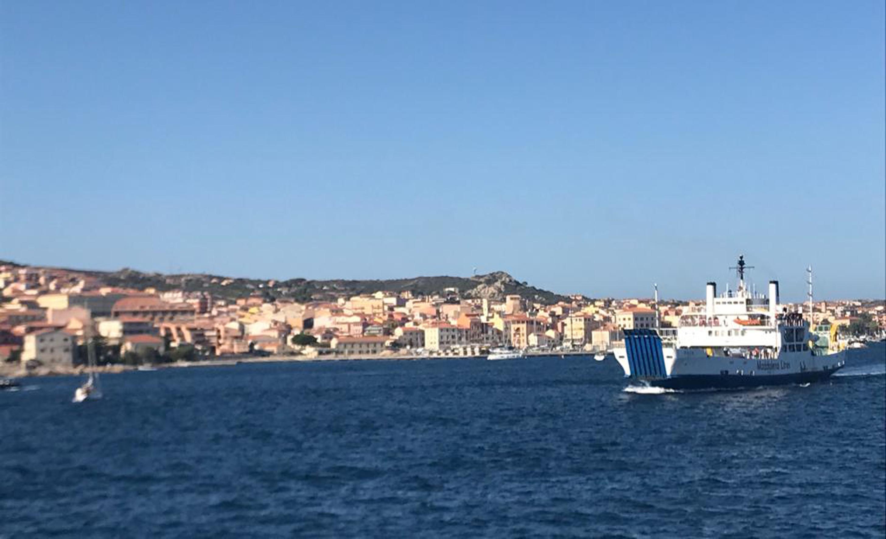 La Maddalena, Montella a Solinas: "Traghetti con tariffe residenti per tutti i sardi"