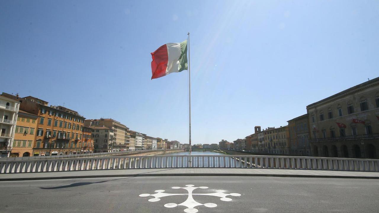 La bandiera italiana sul Ponte di Mezzo deserto in questi giorni di emergenza sanitaria (foto renzullo/Muzzi)