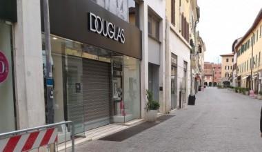 Uno scorcio del corso di Grosseto con le attività chiuse