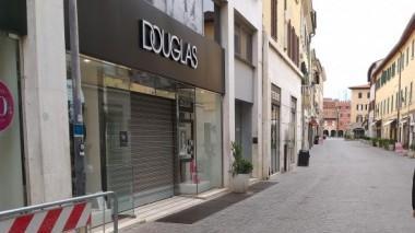 Uno scorcio del corso di Grosseto con le attività chiuse