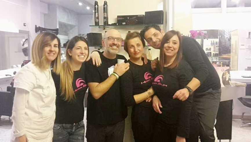 Monica Romani (prima a sinistra con la camicetta bianca) con lo staff di Beauty Sun e Hair Sun, estetisti e parrucchieri, di Pieve a Nievole