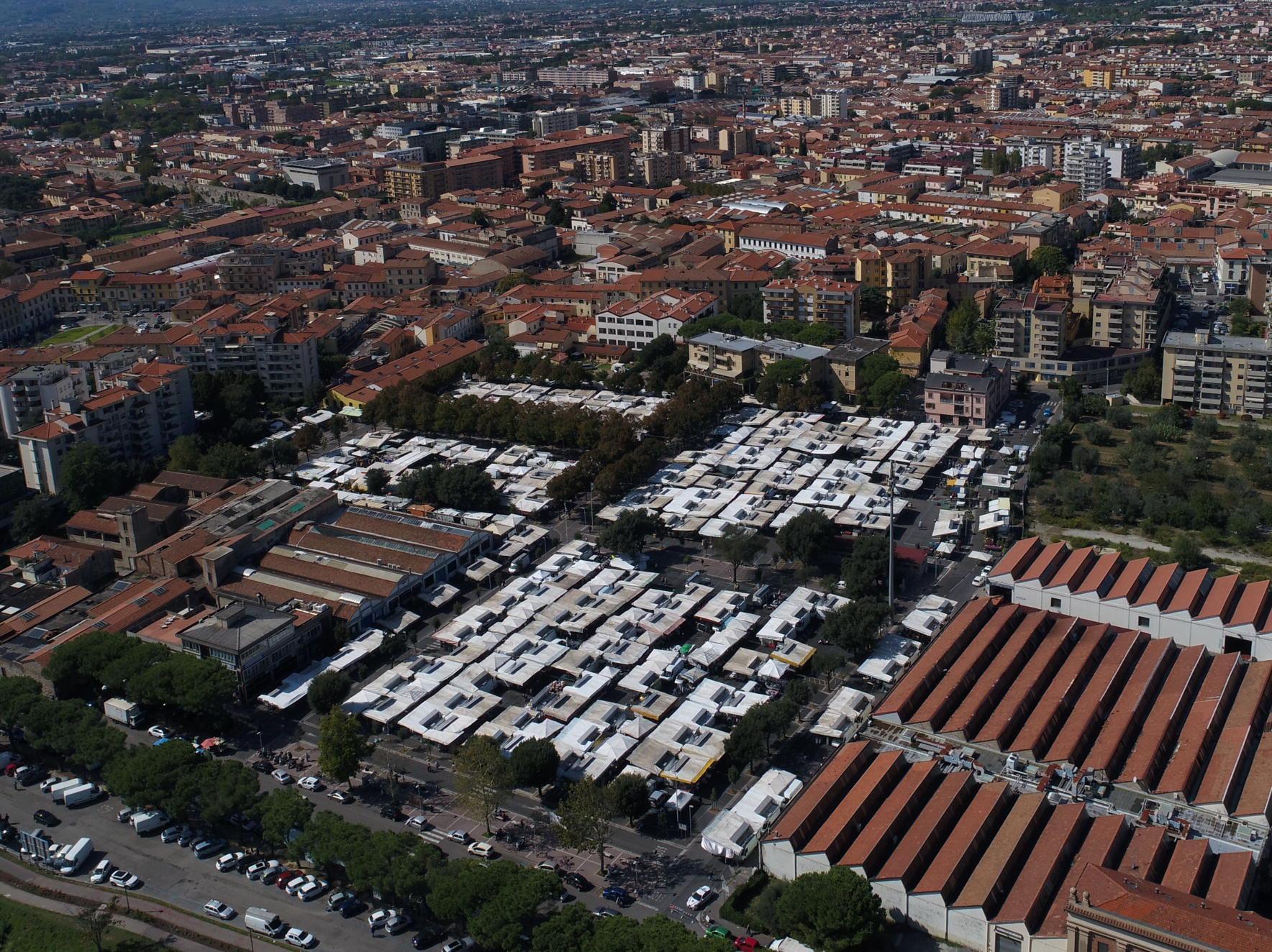 Una veduta aerea delle bancarelle di piazza del Mercato Nuovo (foto d'archivio)